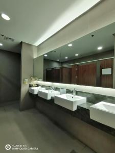 Bathroom sa The Beacon Makati Staycation Suites