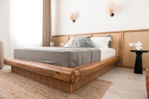 1 cama con marco de madera en un dormitorio en Molo Urla, en Urla