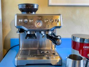 une cafetière assise au-dessus d'un comptoir dans l'établissement Maison Manechal, à Monfaucon