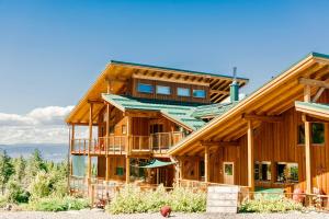 una gran casa de madera de color azul en Myra Canyon Lodge en Kelowna