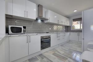 Η κουζίνα ή μικρή κουζίνα στο Quaint 2 Bedroom Townhouse with Pool close to Sea!