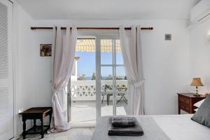 Ένα ή περισσότερα κρεβάτια σε δωμάτιο στο Quaint 2 Bedroom Townhouse with Pool close to Sea! +33 φωτογραφίες