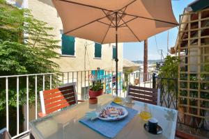 Balkón nebo terasa v ubytování Aliki Beach House