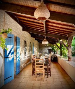 Un comedor con mesa y sillas en un patio. en Fabulous 2 bed Gite 2km quiet Walk into Eymet, en Eymet