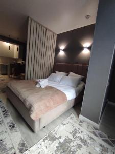 1 dormitorio con 1 cama grande con almohadas blancas en Апартаменты ЖК Lotus Terrace en Almaty