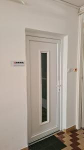 ケストヘイにあるZorka Apartmanの白いドア(鏡付)