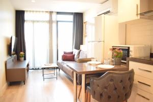 uma pequena sala de estar com uma mesa e um sofá em Scope Apartment em Istambul