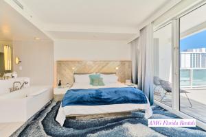 1 dormitorio con 1 cama grande, bañera y lavamanos en Stylish 1 BR at Fort Lauderdale, en Fort Lauderdale 15 fotos más