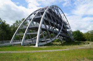 una montaña rusa de metal en un parque en Wohlfühlen am Großen Goitzschesee inkl. Netflix, en Holzweißig