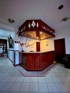 una cocina con barra en un restaurante en Hotel Vilandre, en Cusco