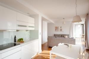 Kuchyňa alebo kuchynka v ubytovaní Spacious apartment close to Main Station / Galeria Krakowska