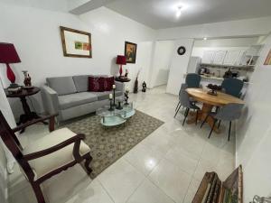 - un salon avec un canapé et une table dans l'établissement hospedaje de marant 3, à San Felipe de Puerto Plata