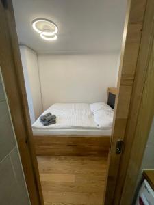 En eller flere senge i et værelse på Mini-Apartment Admont