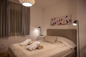 um quarto com uma cama com toalhas em Hercegasszony Birtok em Mezőtúr