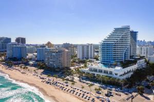 una vista aérea de una playa con edificios y el océano en 1 Bedroom with ocean and city views!, en Fort Lauderdale