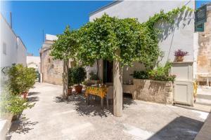 a tree in the courtyard of a house at Corte Tredomus in Cannole