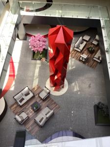 an overhead view of a hotel lobby with a red sculpture at Plaza Poblana in Puebla