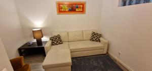 un soggiorno con un divano e un tavolo di Lisbon Apartments in Anjos a Lisbona Altre 20 foto