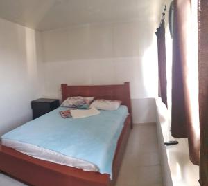 Un pat sau paturi într-o cameră la Cozy Flat with Parking well-placed near TLV Airport