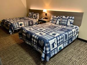 um quarto de hotel com duas camas num quarto em Riverchase Lodge em Pigeon Forge