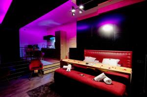 Pokój z łóżkiem z różowymi lampkami w obiekcie Mieuxqualhotel jacuzzi privatif Love room w mieście Bordeaux