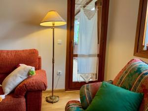 een woonkamer met 2 stoelen en een lamp bij BPIRINEOS-Albares in Benasque