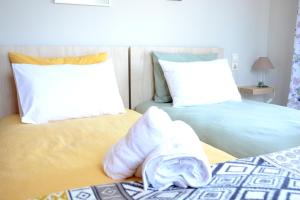 - 2 lits avec serviettes dans une chambre dans l'établissement M home place, à Palio Limani