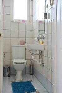 La salle de bains est pourvue de toilettes et d'un lavabo. dans l'établissement M home place, à Palio Limani