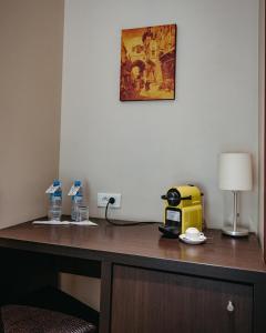 Příslušenství pro přípravu čaje a kávy v ubytování Lalla Doudja Hotel