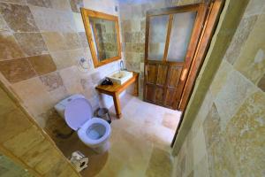 an overhead view of a bathroom with a toilet and a sink at Alphan Cappadocia in Uchisar
