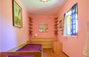 Posteľ alebo postele v izbe v ubytovaní 4 Bedroom Beautiful Home In Tiglieto