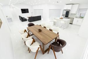 uma sala de jantar com uma mesa de madeira e cadeiras em LOVING DREAM VACATION HOME em Miami