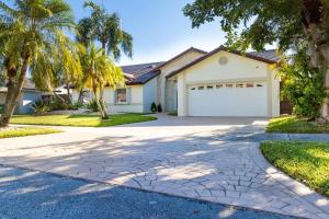 uma casa com palmeiras e uma entrada em LOVING DREAM VACATION HOME em Miami