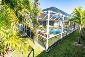uma casa com piscina no quintal em LOVING DREAM VACATION HOME em Miami