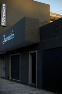 Pousada Guarida في ريو غراندي: مبنى عليه لافته