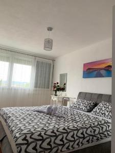 um quarto com uma cama com um urso de peluche em Apartman Nova Varos em Banja Luka