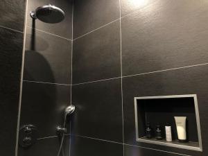 bagno con doccia e soffione di Maison neuve 4 étoiles plain-pied proche de la mer a Plurien