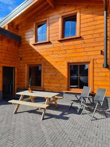 drewniany domek ze stołem piknikowym i 2 krzesłami w obiekcie Chalet Momage dichtbij Skiliften en Bikepark! w mieście Winterberg