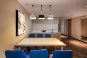 a conference room with a table and blue chairs at Aber Bani Amr in Al Namas