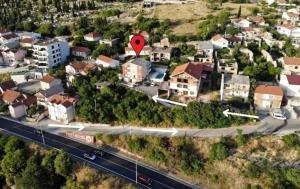 un marcador rojo en una ciudad con una autopista en Apartments Horizont Mostar, en Mostar