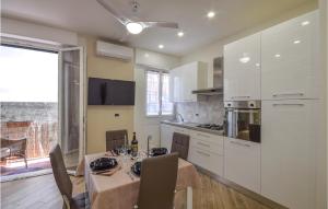 Amazing Apartment In Genova With Kitchen tesisinde mutfak veya mini mutfak