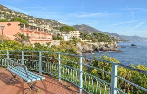 un banco azul sentado en un balcón con vistas al océano en Amazing Apartment In Genova With Kitchen, en Génova