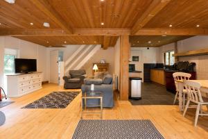 Μια τηλεόραση ή/και κέντρο ψυχαγωγίας στο Lilly Lodge; nestled within the forest.