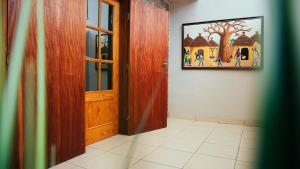 um corredor com uma porta e uma imagem na parede em Résidence Palms Abidjan em Abidjan