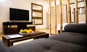 ein Wohnzimmer mit einer Obstschale auf einem Tisch in der Unterkunft Garden Apartment Abidjan in Abidjan