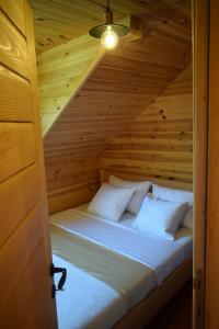 Vila Bridge Tara في بليفليا: غرفة نوم مع سرير في علية خشبية
