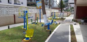 un mucchio di attrezzature da parco giochi in un parco di Apartamento da Flávia a Praia Grande