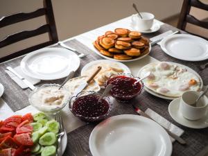 אוכל בבית הארחה או בסביבה