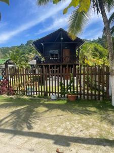 扎普祖罗Belcys House Sapzurro的房屋前的木栅栏