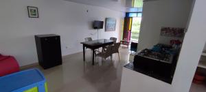 ein Wohnzimmer mit einem Tisch und einem Esszimmer in der Unterkunft Hospedaje casa Blanca, la mejor opción en Guaviare in San José del Guaviare